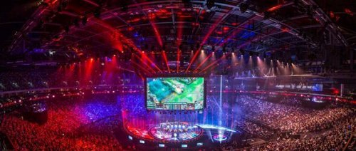 勒在场上的 勒在场上的