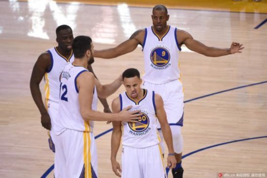 前脚跨步不 前脚跨步不